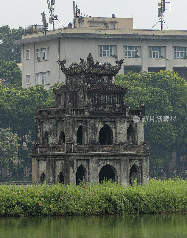 海龟塔位于还剑湖中央，是河内著名的旅游胜地和首都的象征