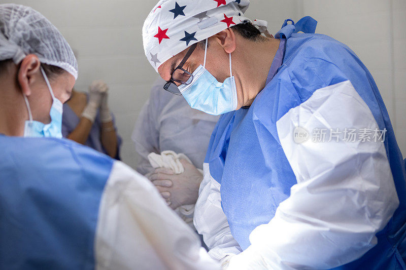 医生在手术室里进行剖宫产手术