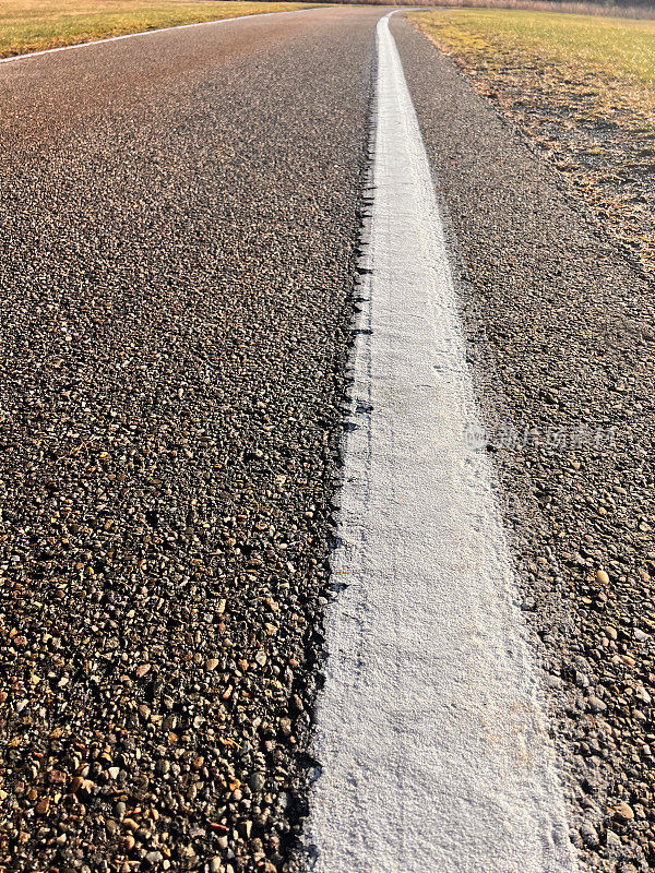 单车道柏油路