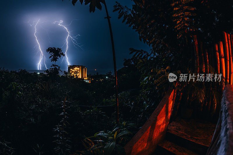 夏天海面上漆黑的夜空中的闪电