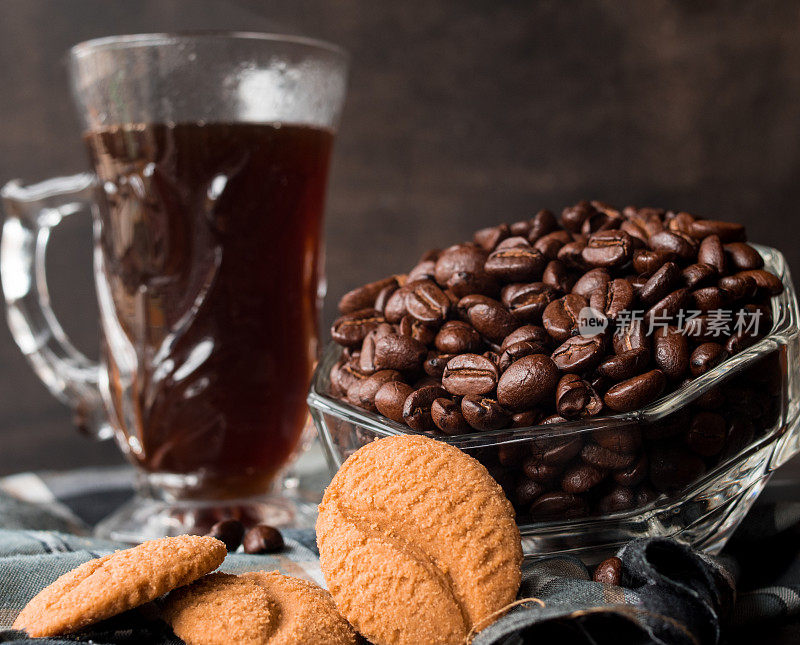 咖啡豆，饼干和一杯咖啡