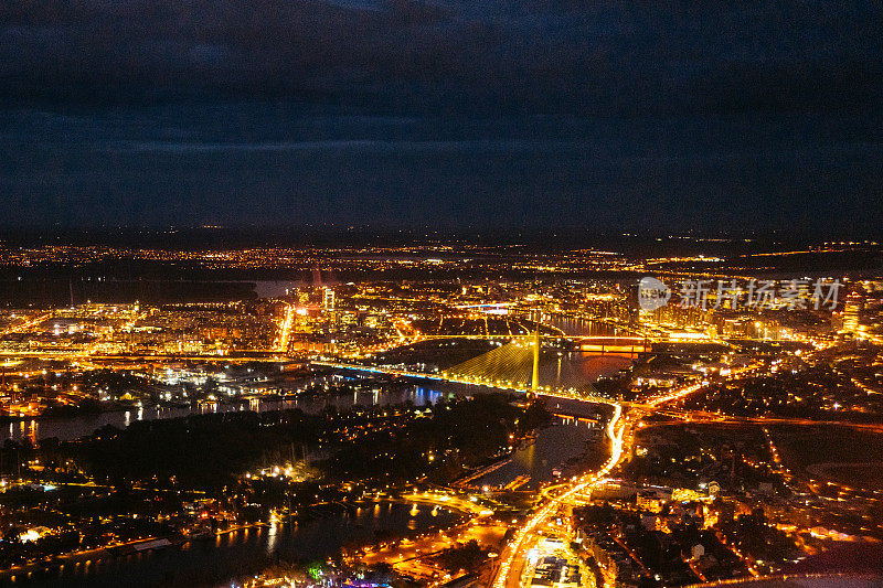 夜间从贝尔格莱德阿达桥上空的飞机窗口看出去的风景
