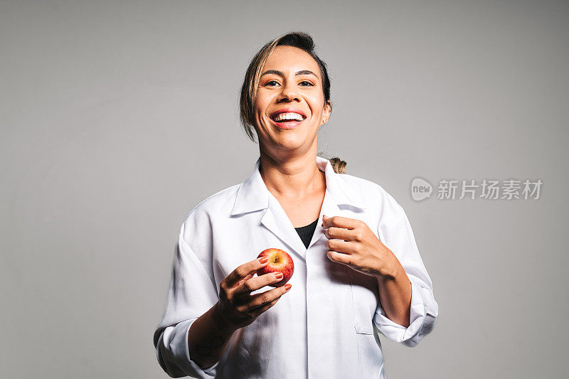 一位微笑的女性营养学家的肖像