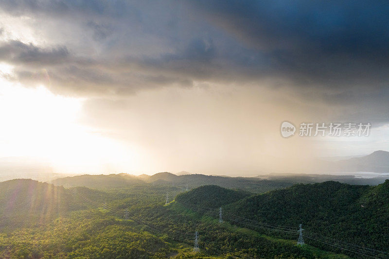 巨大的黑色雨云和暴雨落在山区的森林地区。