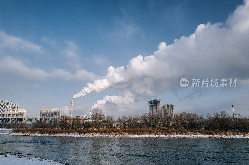 吉林工业区前冬季河岸火电厂