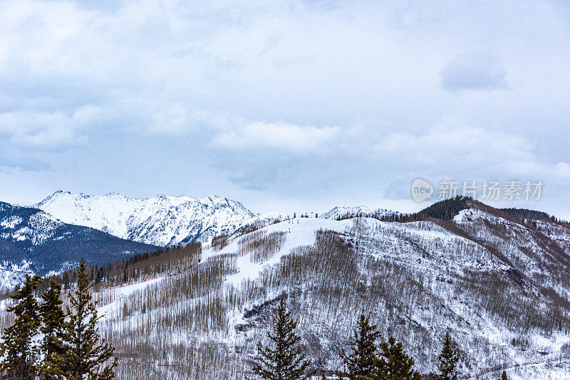 美国科罗拉多州韦尔天空度假胜地的雪山景色。