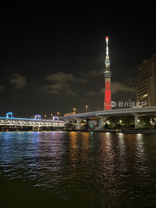 日本-东京-夜间观赏东京天空树和隅田河步道
