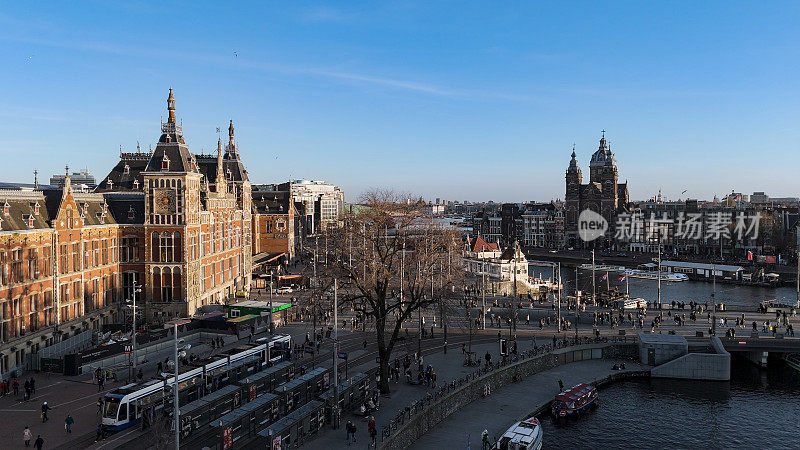 荷兰阿姆斯特丹著名景点鸟瞰图，日落时的阿姆斯特丹中央火车站、阿姆斯特丹中央火车站、阿姆斯特丹市中心和中央火车站