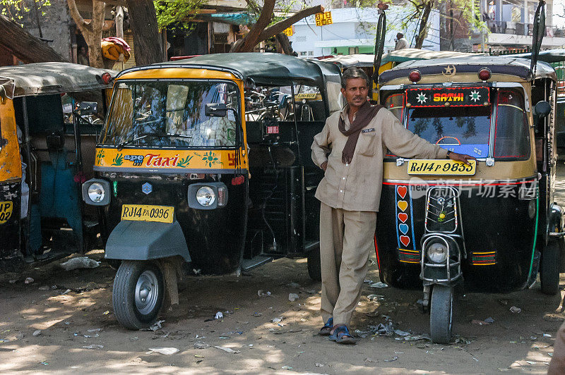 印度斋浦尔的司机和三轮车