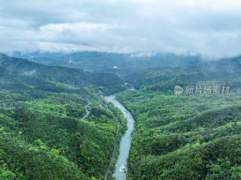 山中云和雾的航拍