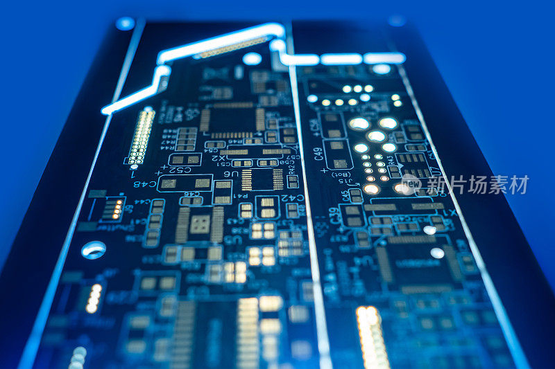 蓝色背景的PCB板。高科技电子印刷电路板。电脑板部分模糊。带有处理器和微芯片的PCB板。Microboard特写。深色微板。
