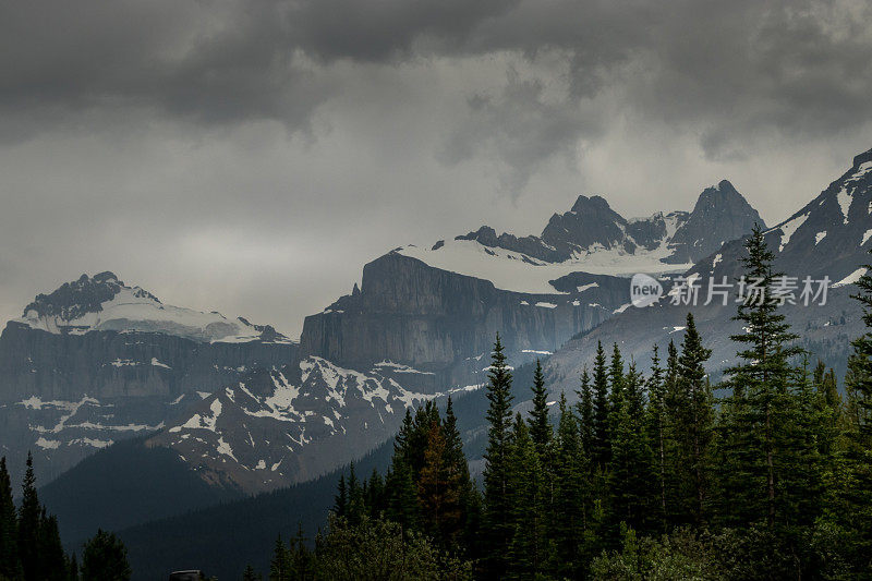 乌云和雨水落在落基山脉冰原公园路班夫国家公园加拿大阿尔伯塔