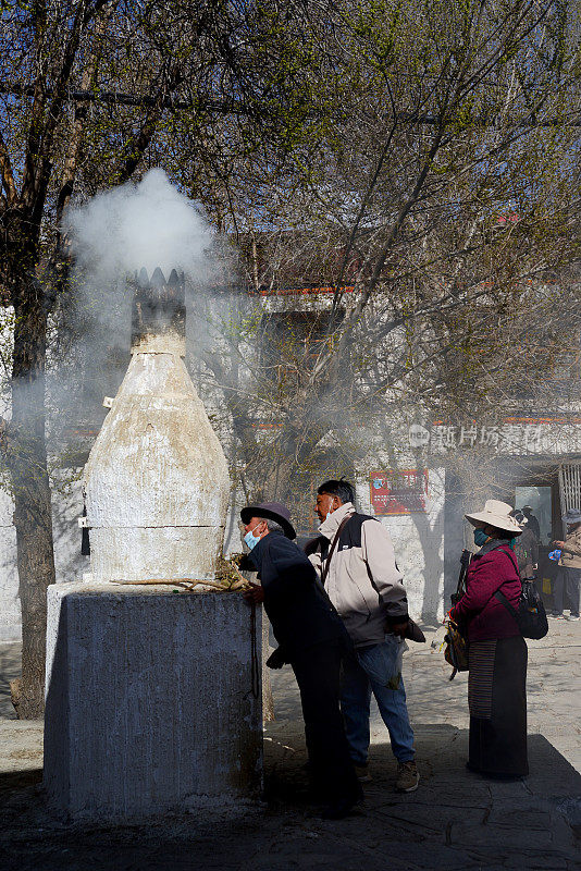 在中国拉萨色拉寺，信徒们正在祈祷