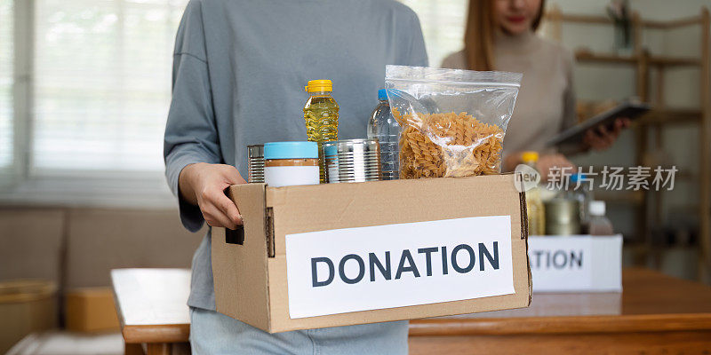 慈善、捐赠、志愿的理念。志愿者准备盛有食物的饭盒，准备捐赠给家里的穷人、灾民