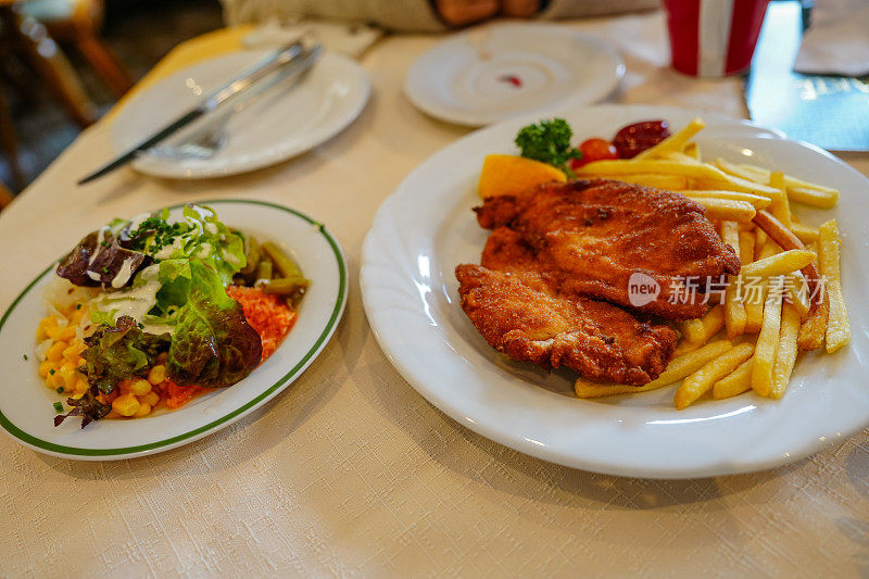 炸肉排和炸土豆(肉排)