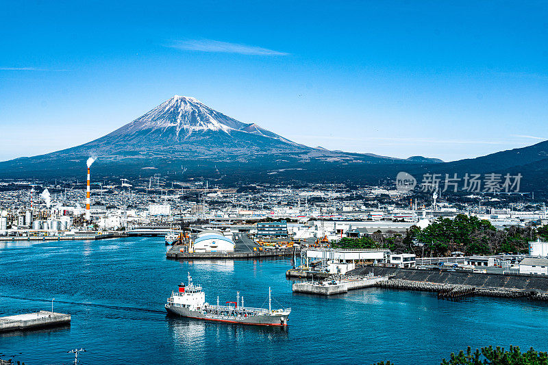 鸟瞰图富士山附近的工业区，工厂，日本港口和港口静冈市