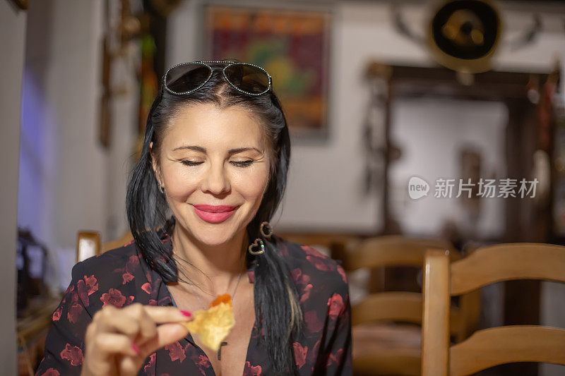 黑头发女人在餐馆吃饭