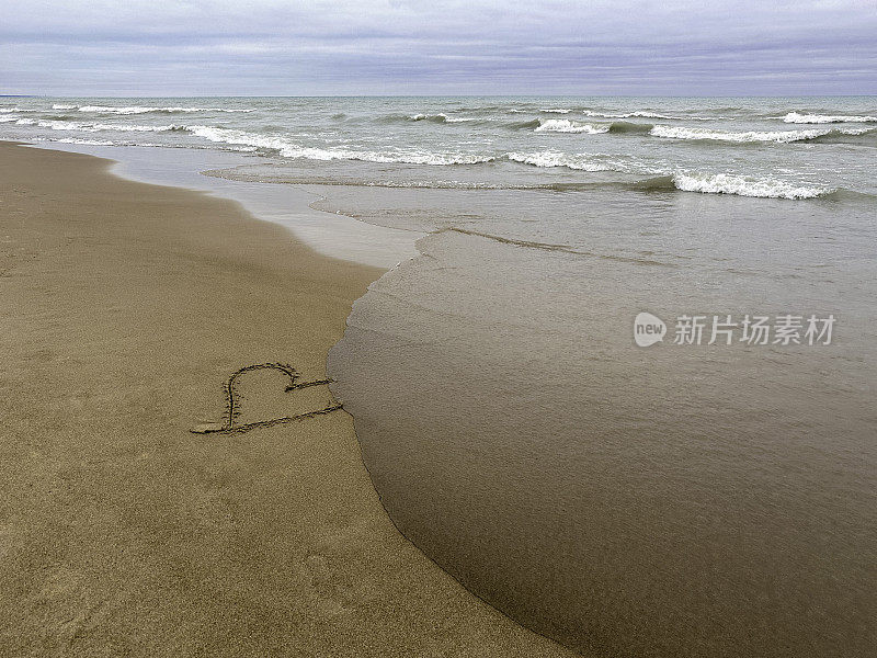 海浪把心冲刷在沙滩上