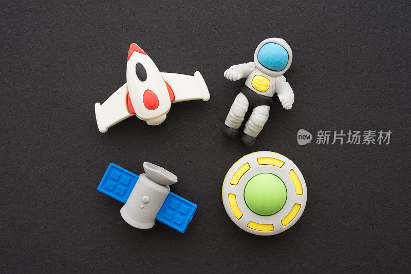 可爱的宇航员，火箭，卫星和不明飞行物外层空间橡皮玩具设置在黑色背景最小的风格。
