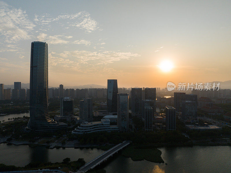 水边城市日落景观