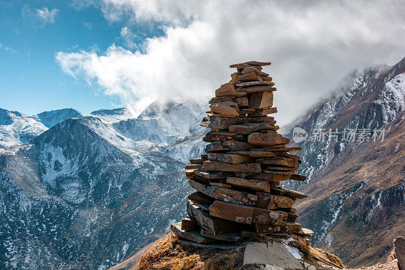 青藏高原山顶上用于祈祷的石桩