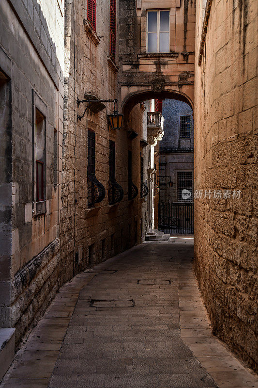 马耳他姆迪纳老城的黑暗小巷
