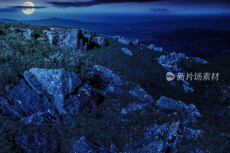 山坡上尖锐的石头在夜间的山地景观