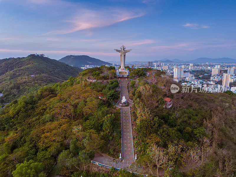 鸟瞰越南凤头市，俯瞰这座宁静美丽的海滨城市，站在凤头市Nho山上的基督雕像后面。