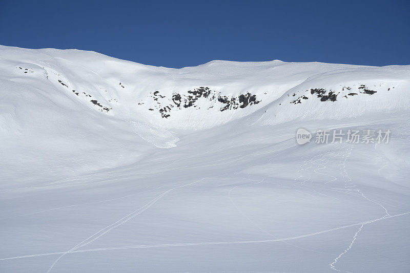 冬季从滑雪场的滑雪坡上看风景