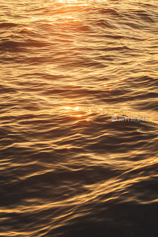 在这张照片里，太阳反射在水面上，非常漂亮