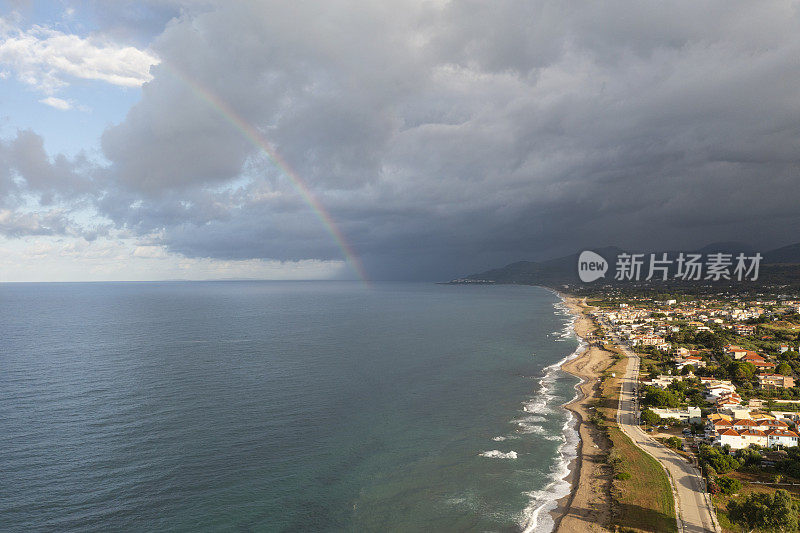 暴风雨后海上和海岸上空的彩虹鸟瞰图