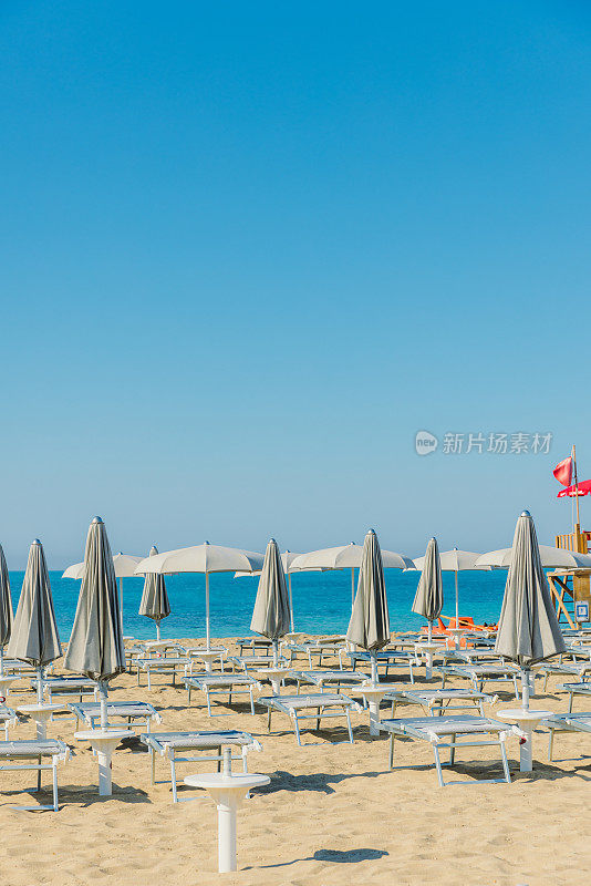夏天的乐趣在普利亚地区的意大利海滩