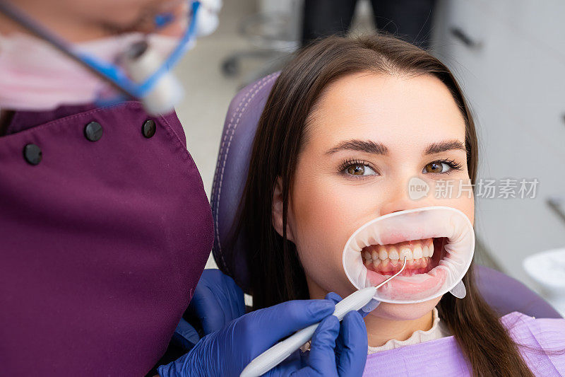 在牙医诊所接受牙齿检查的快乐女人