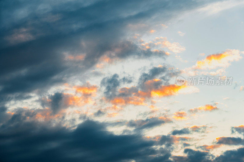 日落或日出的天空背景引人注目，红色的云像火一样在天空