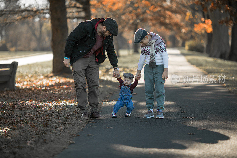 父亲的一天。兄弟和他们的爸爸一起在大自然中享受时光。率真的家庭时刻。