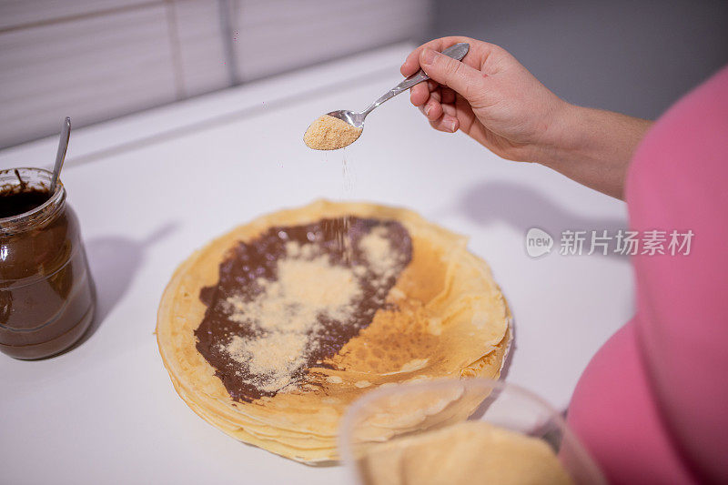 自制煎饼配巧克力奶油和饼干屑