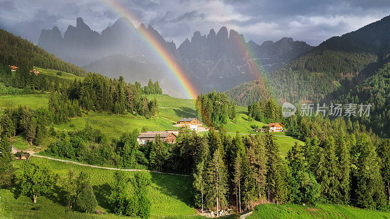 令人惊叹的阿尔卑斯山景色，令人叹为观止的白云石岩石山脉在意大利阿尔卑斯山，南蒂罗尔上阿迪杰，意大利双彩虹。瓦尔迪富内斯和圣马达莱纳村的景色