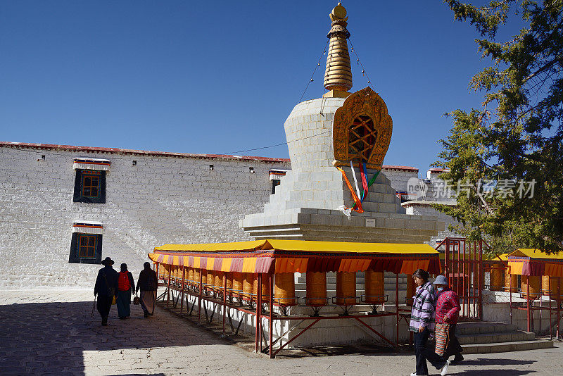 在中国拉萨色拉寺，信徒们正在祈祷