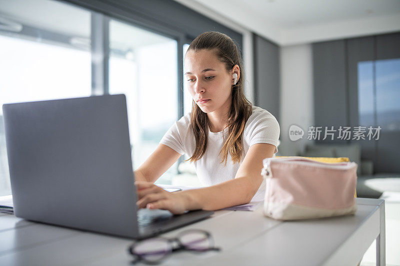 十几岁的女孩在家学习。