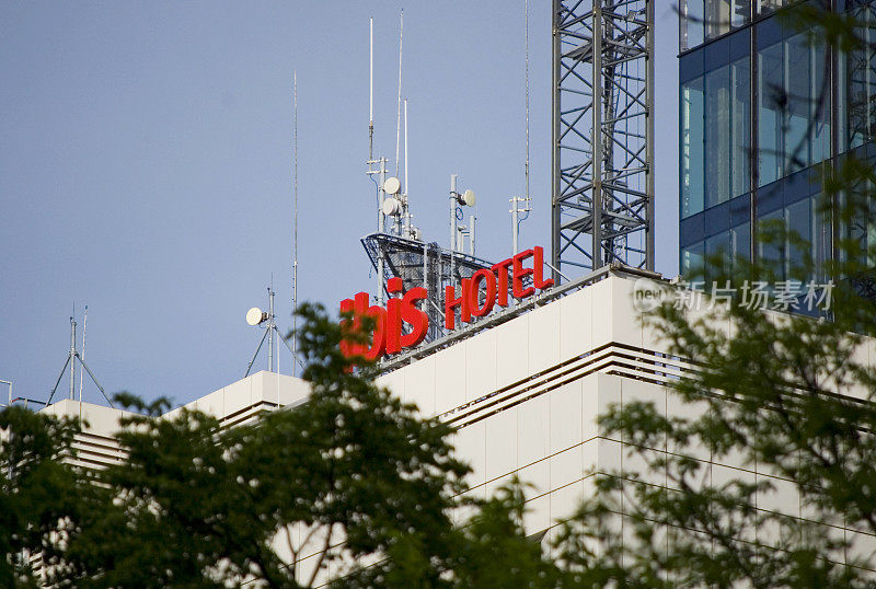 宜必思酒店诺富特标志在建筑物上。