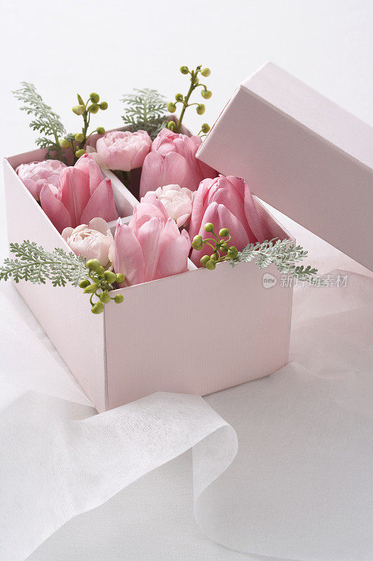 粉色郁金香装在礼品盒里
