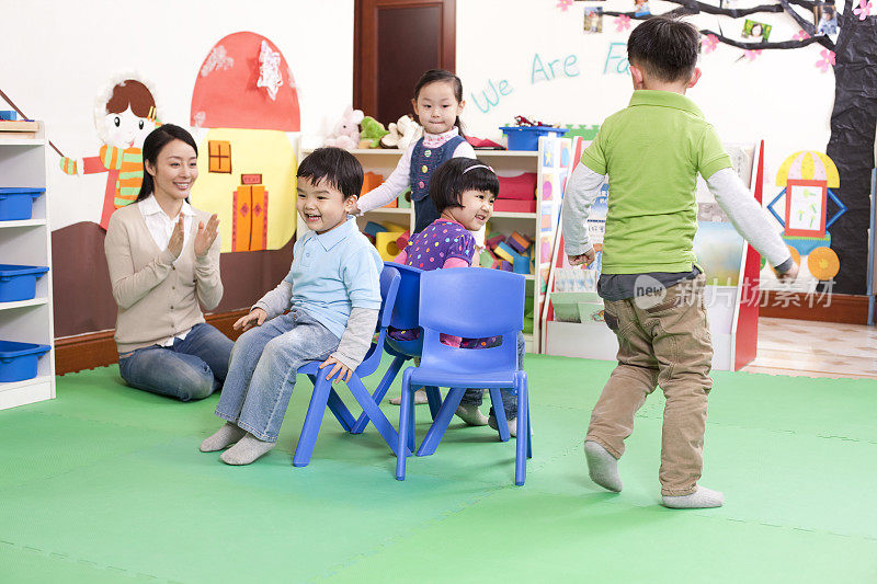 幼儿园小朋友们玩抢椅子游戏