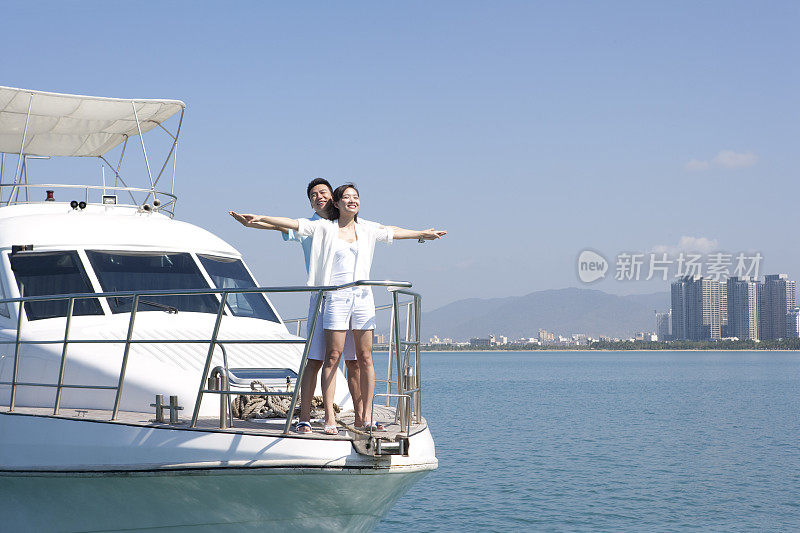 青年夫妇在游艇上拥抱