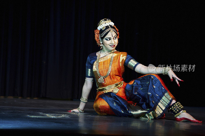 古典印度库奇普迪舞者的舞台表演