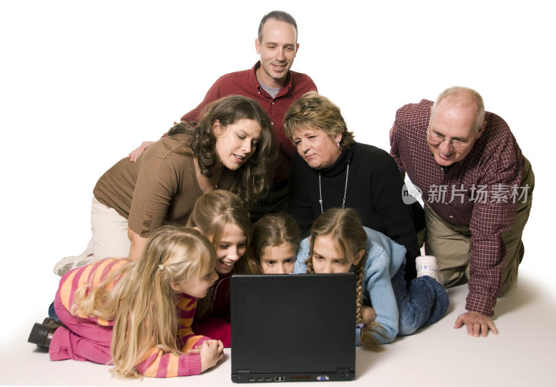 在白色背景上看笔记本电脑的大家庭
