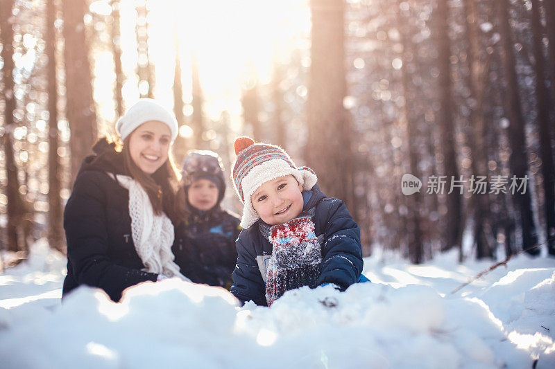 母亲和两个儿子的冬季肖像