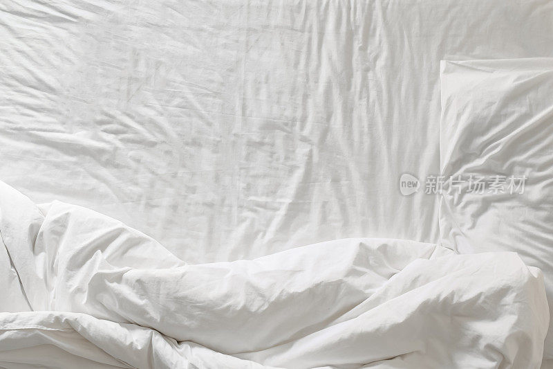 俯视图白色床上用品和枕头在早上的时间