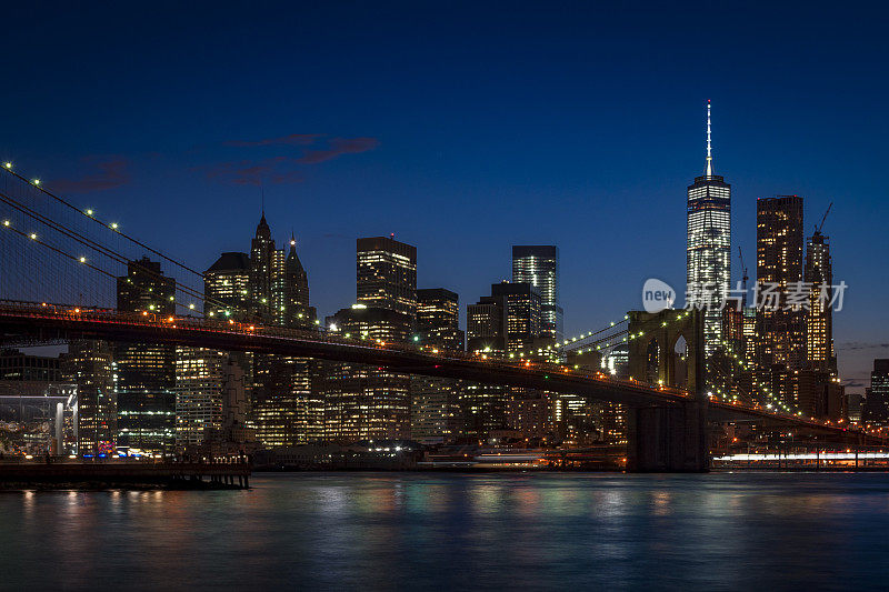 晴朗的夜晚，布鲁克林大桥和曼哈顿的天际线