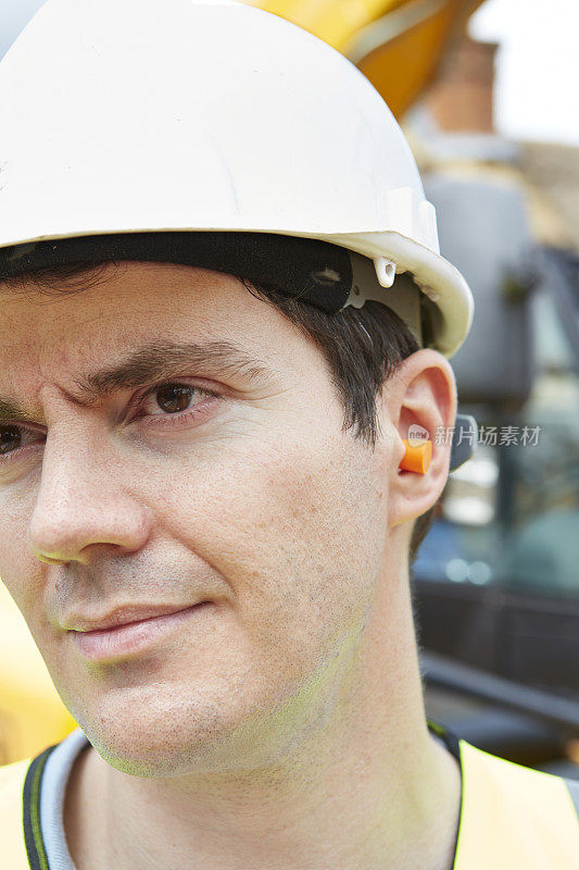 建筑工人戴保护耳塞