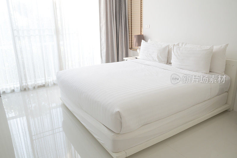 白色的床单和枕头
